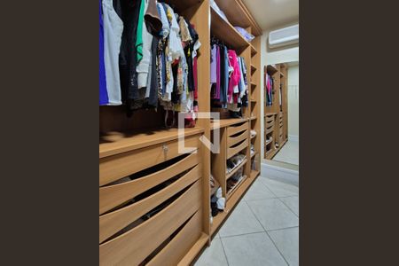 Apartamento à venda com 220m², 4 quartos e 3 vagas Apartamento à venda com 220m², 4 quartos e 3 vagasCloset da suíte 2