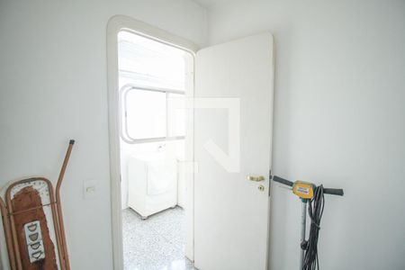 Apartamento à venda com 130m², 3 quartos e 2 vagas Apartamento à venda com 130m², 3 quartos e 2 vagasQuarto de Serviço