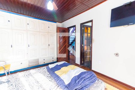 Casa à venda com 300m², 3 quartos e 3 vagas Casa à venda com 300m², 3 quartos e 3 vagasSuíte