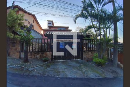 Casa à venda com 300m², 3 quartos e 3 vagas Casa à venda com 300m², 3 quartos e 3 vagasFachada