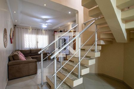 Casa à venda com 150m², 4 quartos e 2 vagas Casa à venda com 150m², 4 quartos e 2 vagasEscada