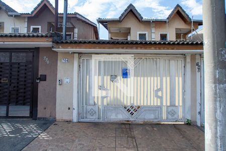 Casa à venda com 150m², 4 quartos e 2 vagas Casa à venda com 150m², 4 quartos e 2 vagasFachada