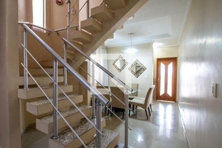 Escada de casa para alugar com 4 quartos, 150m² em Jardim Santa Clara, Guarulhos