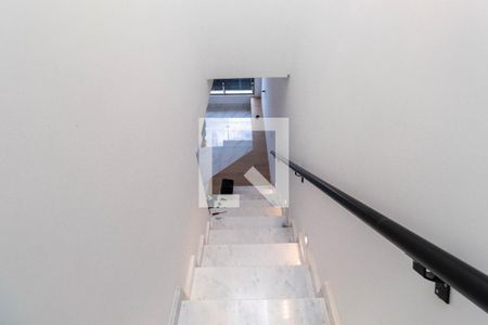 Casa à venda com 220m², 3 quartos e 5 vagas Casa à venda com 220m², 3 quartos e 5 vagasEscada