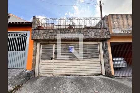 Casa à venda com 175m², 3 quartos e 2 vagas Casa à venda com 175m², 3 quartos e 2 vagasFachada