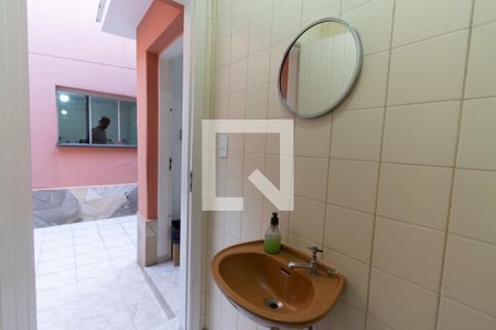 Casa à venda com 150m², 3 quartos e 2 vagasBanheiro externo