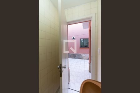 Casa à venda com 150m², 3 quartos e 2 vagasBanheiro externo