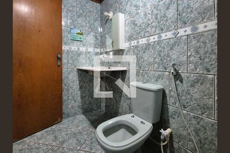 Banheiro de kitnet/studio para alugar com 1 quarto, 24m² em Vargem Pequena, Rio de Janeiro
