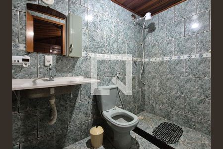 Banheiro de kitnet/studio para alugar com 1 quarto, 24m² em Vargem Pequena, Rio de Janeiro