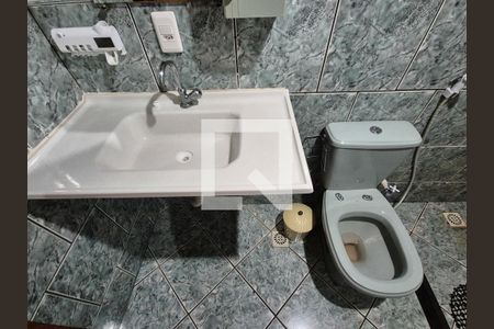 Banheiro de kitnet/studio para alugar com 1 quarto, 24m² em Vargem Pequena, Rio de Janeiro