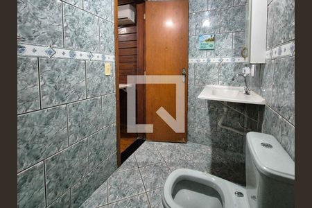 Banheiro de kitnet/studio para alugar com 1 quarto, 24m² em Vargem Pequena, Rio de Janeiro