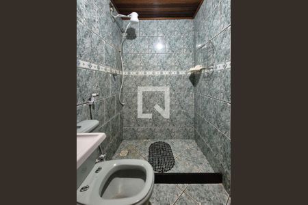Banheiro de kitnet/studio para alugar com 1 quarto, 24m² em Vargem Pequena, Rio de Janeiro