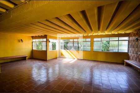 Casa à venda com 290m², 4 quartos e 3 vagas Casa à venda com 290m², 4 quartos e 3 vagasTerraço