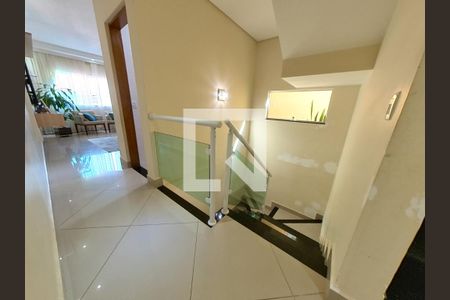 Casa à venda com 146m², 3 quartos e 4 vagasEscadas