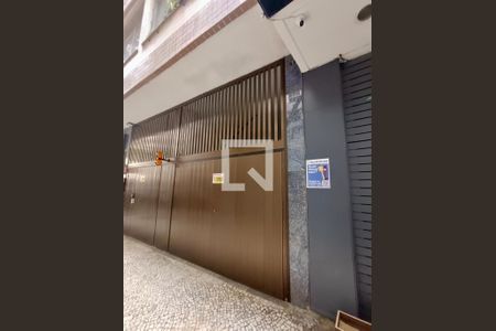 Apartamento à venda com 225m², 4 quartos e 1 vagaFachada com cartaz QA