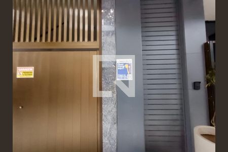 Apartamento à venda com 225m², 4 quartos e 1 vagaFachada com cartaz QA