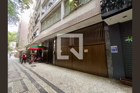 Apartamento à venda com 225m², 4 quartos e 1 vagaFachada com cartaz QA