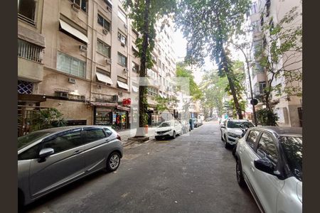Apartamento à venda com 225m², 4 quartos e 1 vagaFachada com cartaz QA