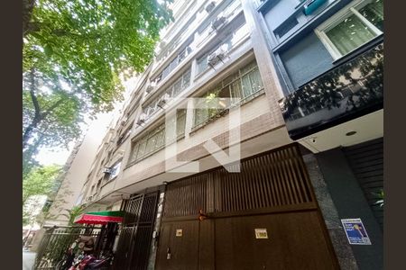 Apartamento à venda com 225m², 4 quartos e 1 vagaFachada com cartaz QA