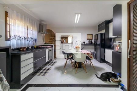 Casa à venda com 230m², 3 quartos e 2 vagas