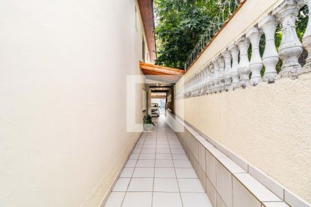 Casa à venda com 205m², 3 quartos e 2 vagas Casa à venda com 205m², 3 quartos e 2 vagasCorredor lateral