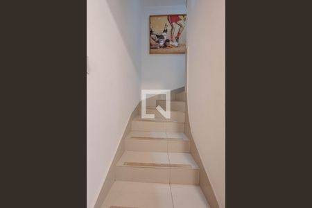 Escada de apartamento para alugar com 2 quartos, 70m² em Bela Vista, São Paulo