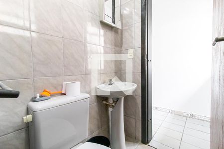 Banheiro de casa para alugar com 1 quarto, 29m² em Capão da Imbuia, Curitiba