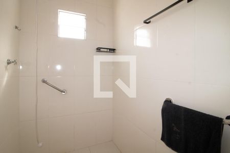 Banheiro de kitnet/studio para alugar com 1 quarto, 28m² em Vila Mazzei, São Paulo
