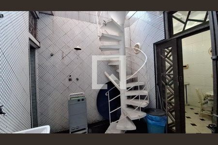 Casa de condomínio para alugar com 209m², 2 quartos e 1 vaga Casa de condomínio para alugar com 209m², 2 quartos e 1 vagaEscada