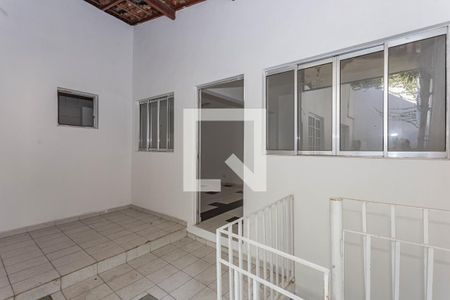 Casa à venda com 255m², 5 quartos e 2 vagas Casa à venda com 255m², 5 quartos e 2 vagasHall