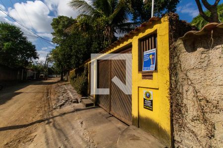 Casa à venda com 500m², 3 quartos e 3 vagas Casa à venda com 500m², 3 quartos e 3 vagasFachada