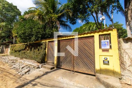 Casa à venda com 500m², 3 quartos e 3 vagas Casa à venda com 500m², 3 quartos e 3 vagasFachada