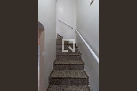 Escada  de casa de condomínio para alugar com 3 quartos, 130m² em Vila Ré, São Paulo
