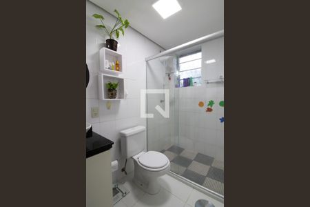 Banheiro de apartamento à venda com 2 quartos, 53m² em Morro Santana, Porto Alegre