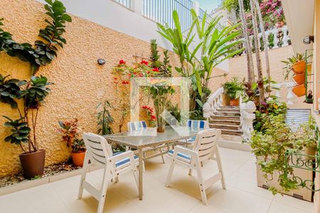 Casa à venda com 304m², 5 quartos e 3 vagasQuintal