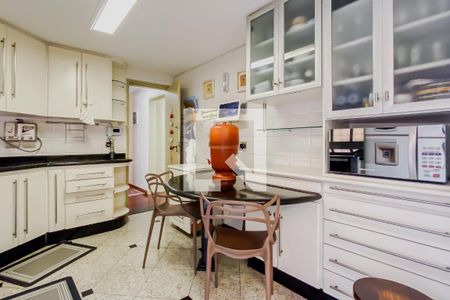 Casa à venda com 304m², 5 quartos e 3 vagasCozinha