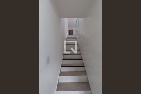Escada  de casa para alugar com 2 quartos, 70m² em Vila Salete, São Paulo