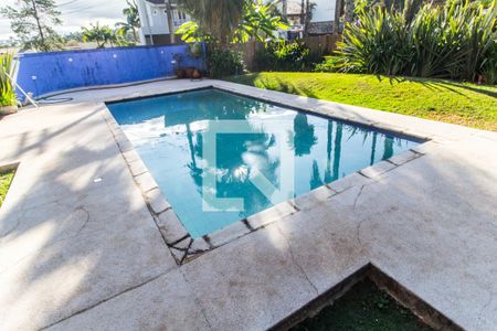 Casa de condomínio à venda com 550m², 4 quartos e 4 vagas Casa de condomínio à venda com 550m², 4 quartos e 4 vagasPiscina