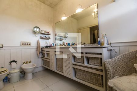 Casa de condomínio à venda com 550m², 4 quartos e 4 vagas Casa de condomínio à venda com 550m², 4 quartos e 4 vagasBanheiro da Suíte 1