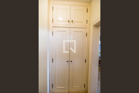 Casa de condomínio à venda com 550m², 4 quartos e 4 vagas Casa de condomínio à venda com 550m², 4 quartos e 4 vagasDetalhe