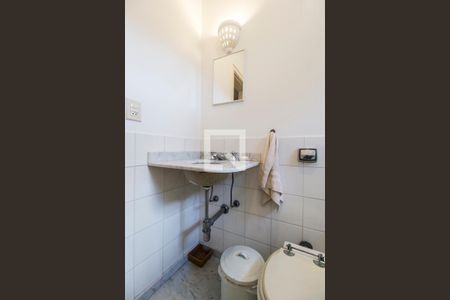 Casa de condomínio à venda com 550m², 4 quartos e 4 vagas Casa de condomínio à venda com 550m², 4 quartos e 4 vagasBanheiro da Suíte 2