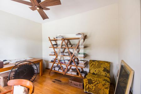 Casa de condomínio à venda com 550m², 4 quartos e 4 vagas Casa de condomínio à venda com 550m², 4 quartos e 4 vagasEscritório