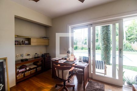 Casa de condomínio à venda com 550m², 4 quartos e 4 vagas Casa de condomínio à venda com 550m², 4 quartos e 4 vagasEscritório