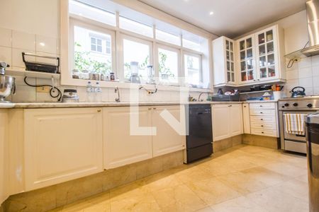 Casa de condomínio à venda com 550m², 4 quartos e 4 vagas Casa de condomínio à venda com 550m², 4 quartos e 4 vagasCozinha