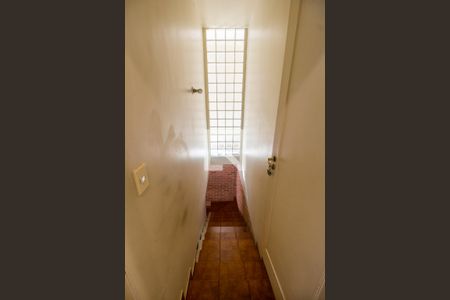 Casa de condomínio à venda com 550m², 4 quartos e 4 vagas Casa de condomínio à venda com 550m², 4 quartos e 4 vagasEscada