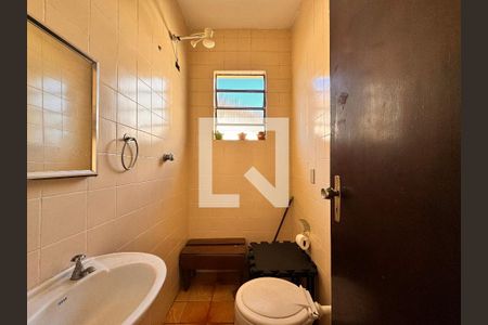 Casa à venda com 400m², 4 quartos e 8 vagasBanheiro de serviço 