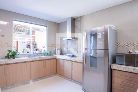 Casa à venda com 320m², 3 quartos e 3 vagas Casa à venda com 320m², 3 quartos e 3 vagasCozinha