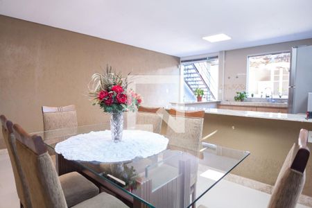 Casa à venda com 320m², 3 quartos e 3 vagas Casa à venda com 320m², 3 quartos e 3 vagasCopa