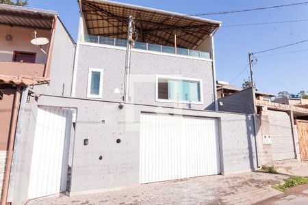 Casa à venda com 320m², 3 quartos e 3 vagas Casa à venda com 320m², 3 quartos e 3 vagasFachada