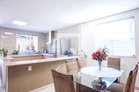 Casa à venda com 320m², 3 quartos e 3 vagas Casa à venda com 320m², 3 quartos e 3 vagasSala de Jantar